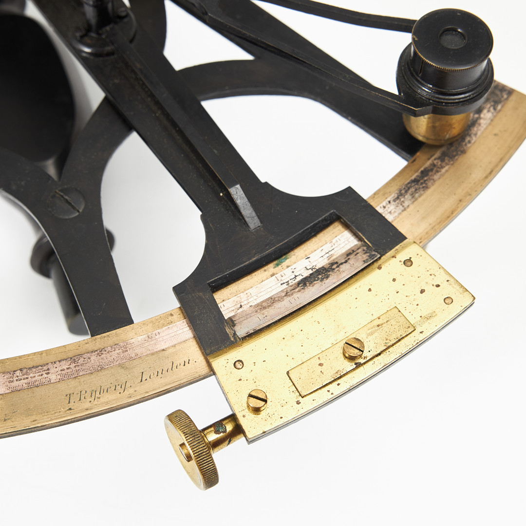 SEXTANT, T. Ryberg, London, omkring år 1900, mässing, merparten svartlackerad, etui i teak, invändigt klätt i grön filt.