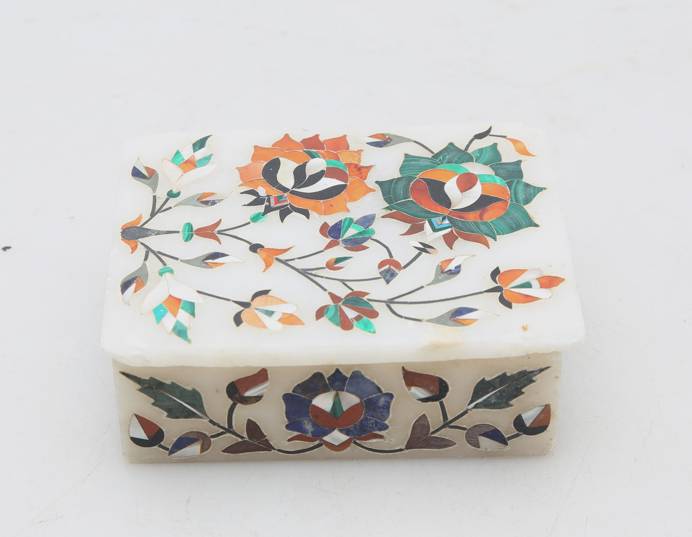 Inidan marble box with “pietra dura” marquetry, first half of the 20th Century.
