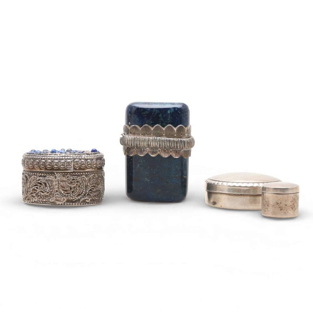 Three pill boxes and a matchbox in silver and lapis lazuli, 20th Century.