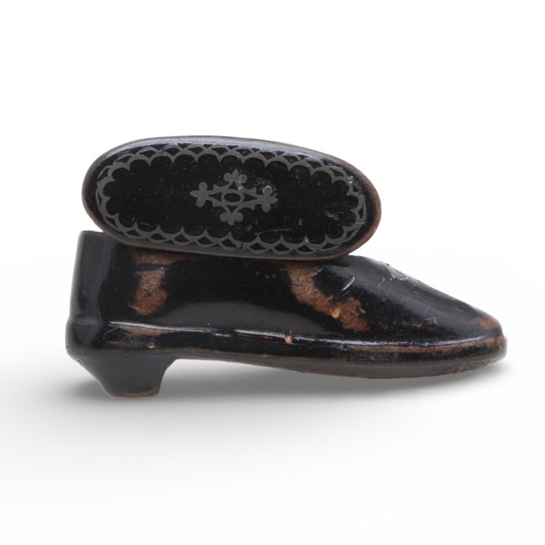 Victorian snuff box in the shape of a shoe in “papier maché” and silver marquetry, 19th Century.