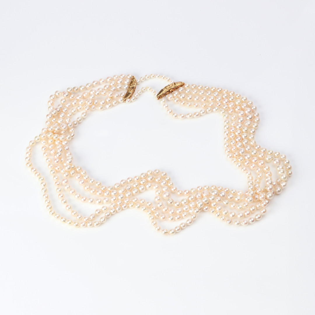 PÄRLCOLLIER. Femradig collier av odlade saltvattenpärlor, lås i 18k guld.