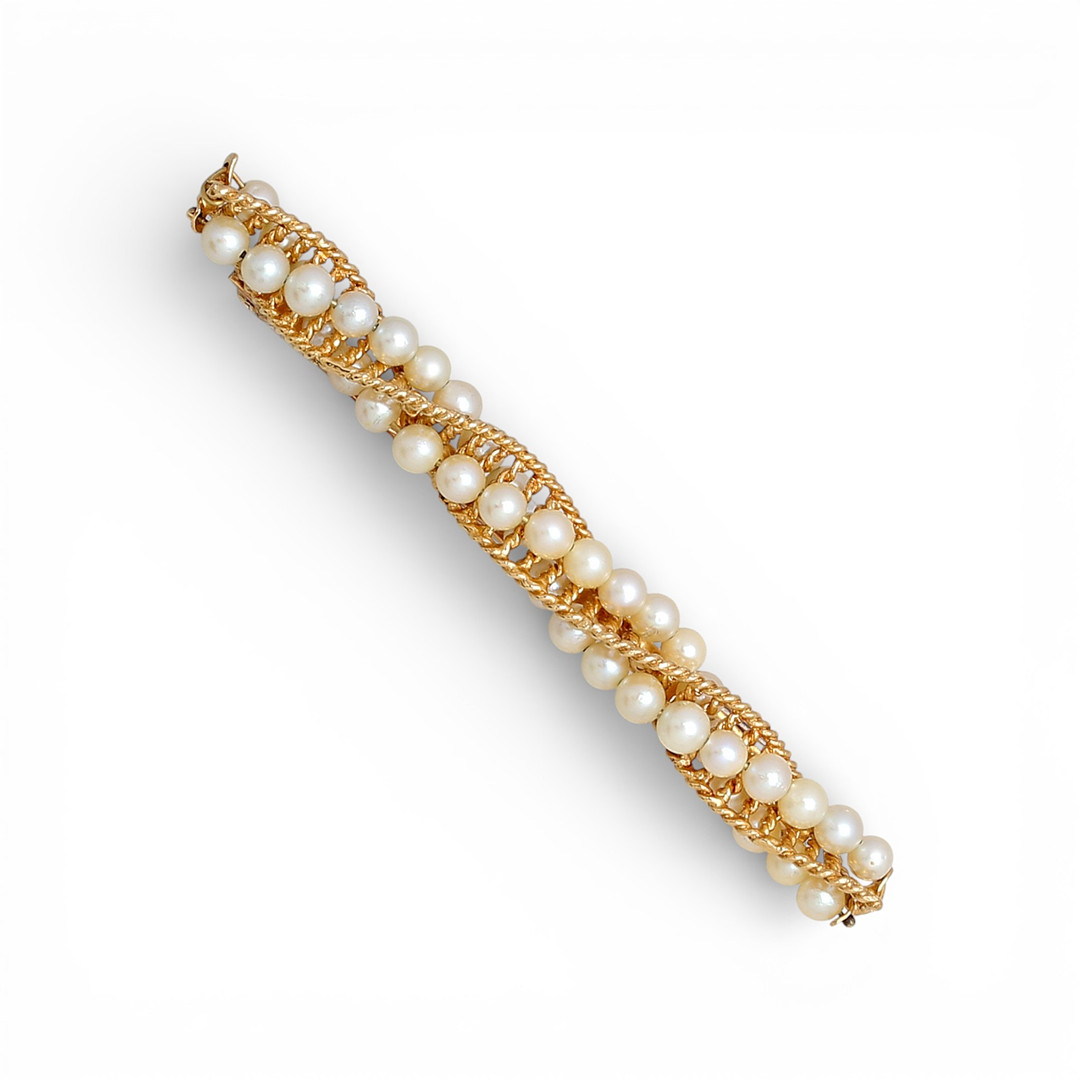 Gold and pearls brooch.