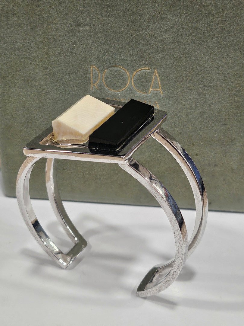 Pulsera de diseño cubista en hueso y ébano. Montura de plata, punzón Roca.