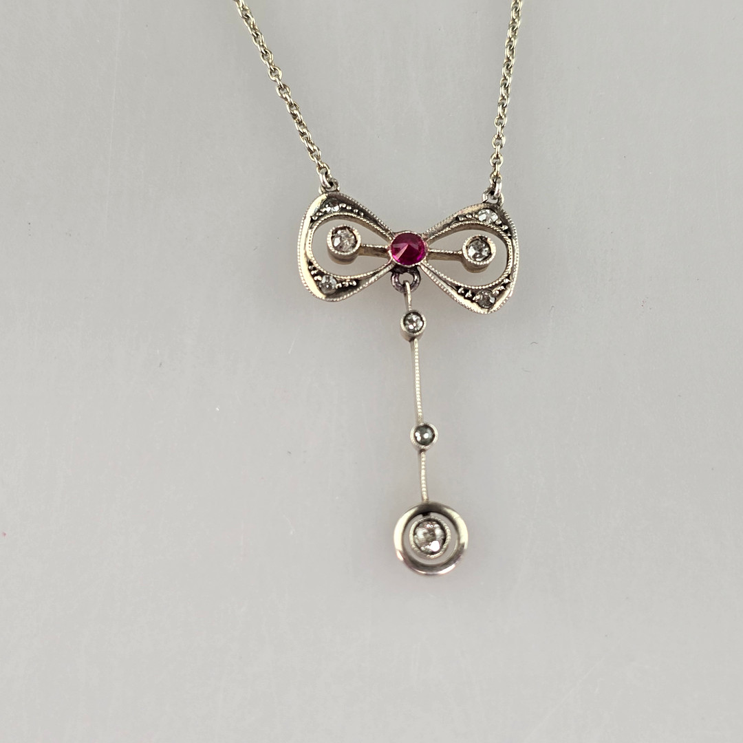 FILIGRANES SCHLEIFENCOLLIER - SPÄT-JUGENDSTIL, WOHL WILHELM MÜLLER, BERLIN, GELB-/WEISSGOLD 585/000 (14 K).