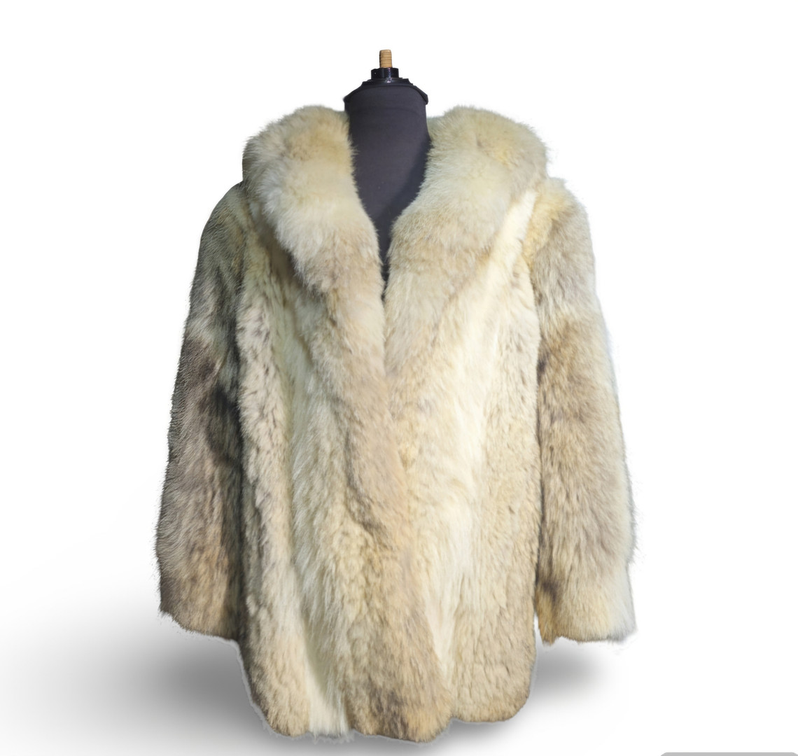 Chaquetón de zorro en tonos perla, gris y beige. Peletería Ruperto. Talla 38 - 40 aprox.