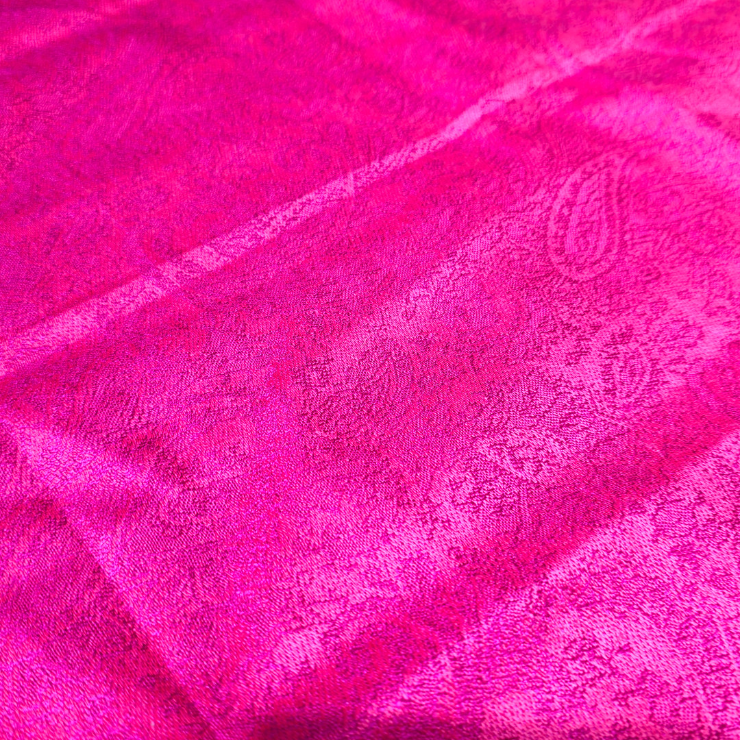 Chal de seda y cachemire color fresa con tiras y discreta tira dorada.