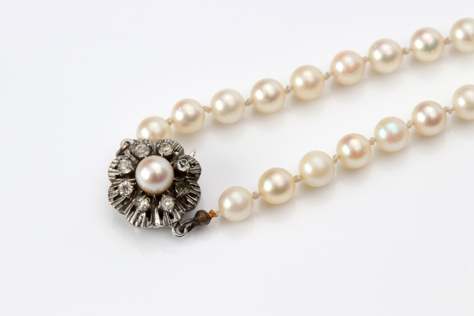 Bilder för 4879905. PÄRLCOLLIER. Odlade saltvattenpärlor, lås i silver ...