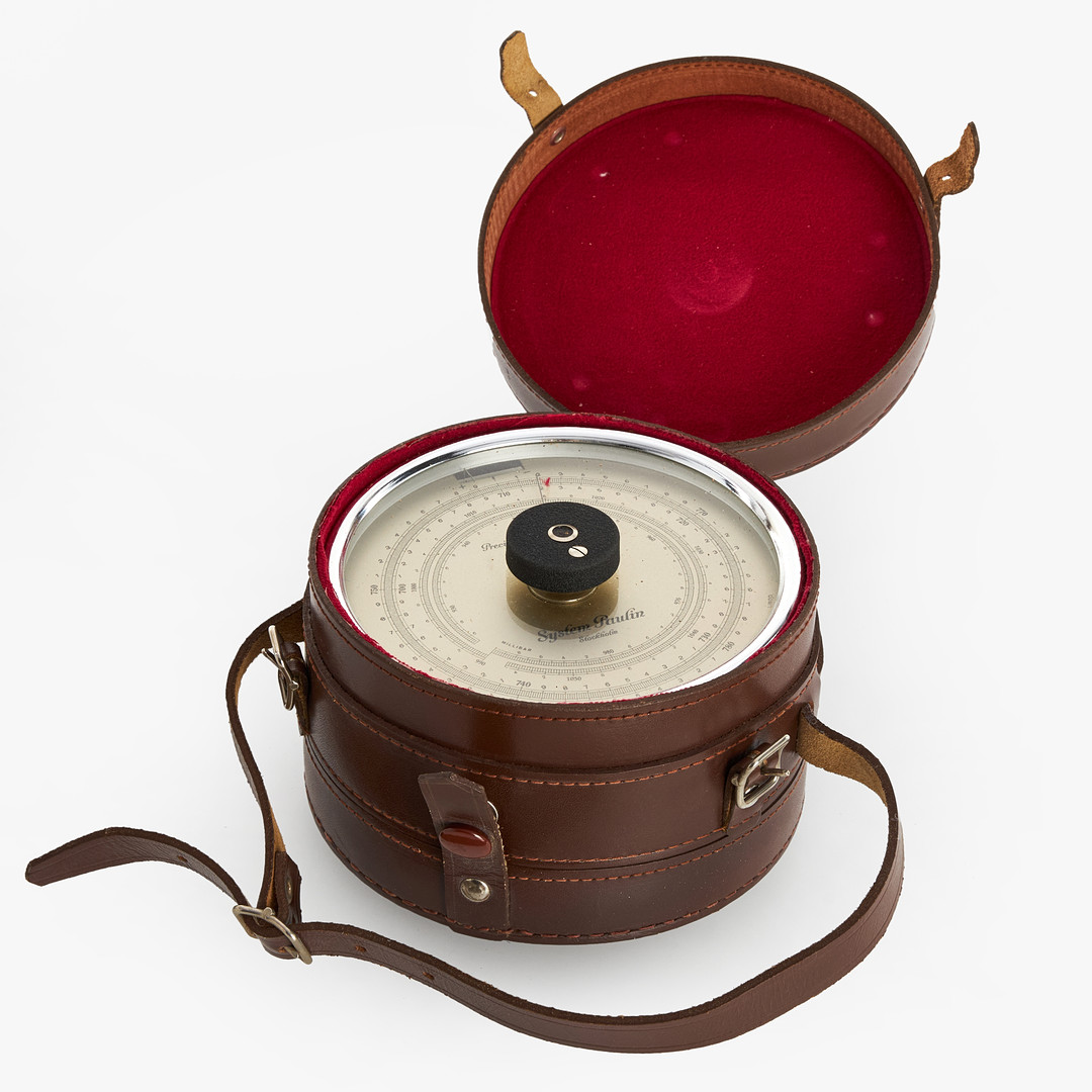 ALTIMETER, System Paulin, BOK, "Tables of Computed Altitude and Azimuth", vol. VI, U.S. Navy 1962, samt STJÄRNSÖKARE, No. 2102-D, U.S. Navy 1965. (3 dlr.)