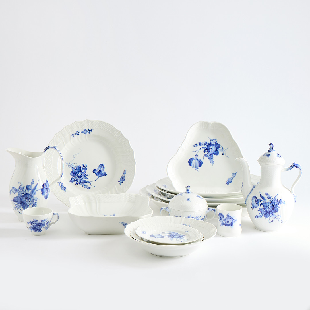 SERVIS, ca 95 delar, "Blå blomst", kaffe och matservisdelar, porslin, Royal Copenhagen.