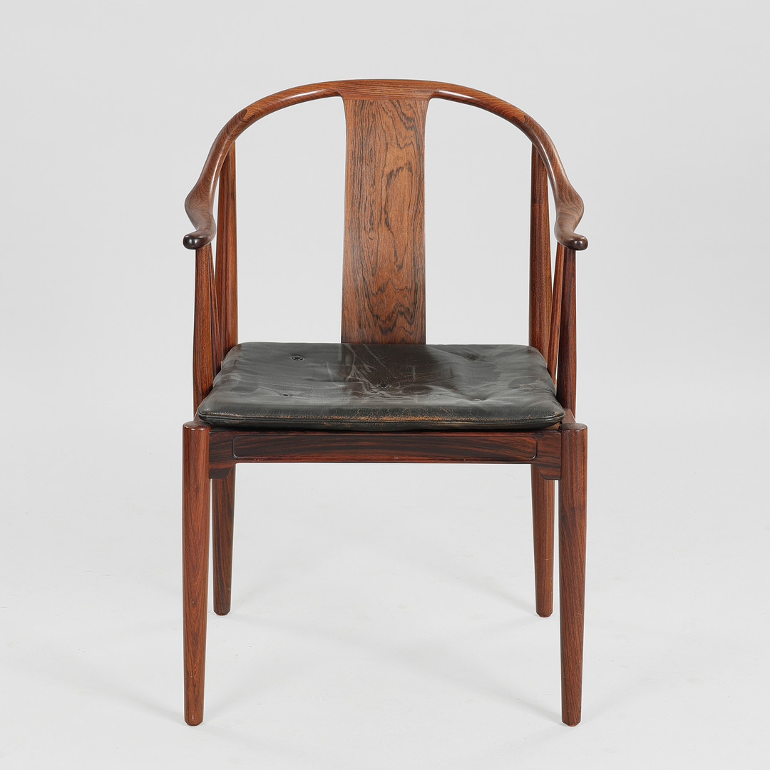 HANS J WEGNER. “Kinastolen”, armstol af riopalisander, sædehynde betrukket med sort læder, Fritz Hansen, Danmark, model 4283, formgivet 1944.