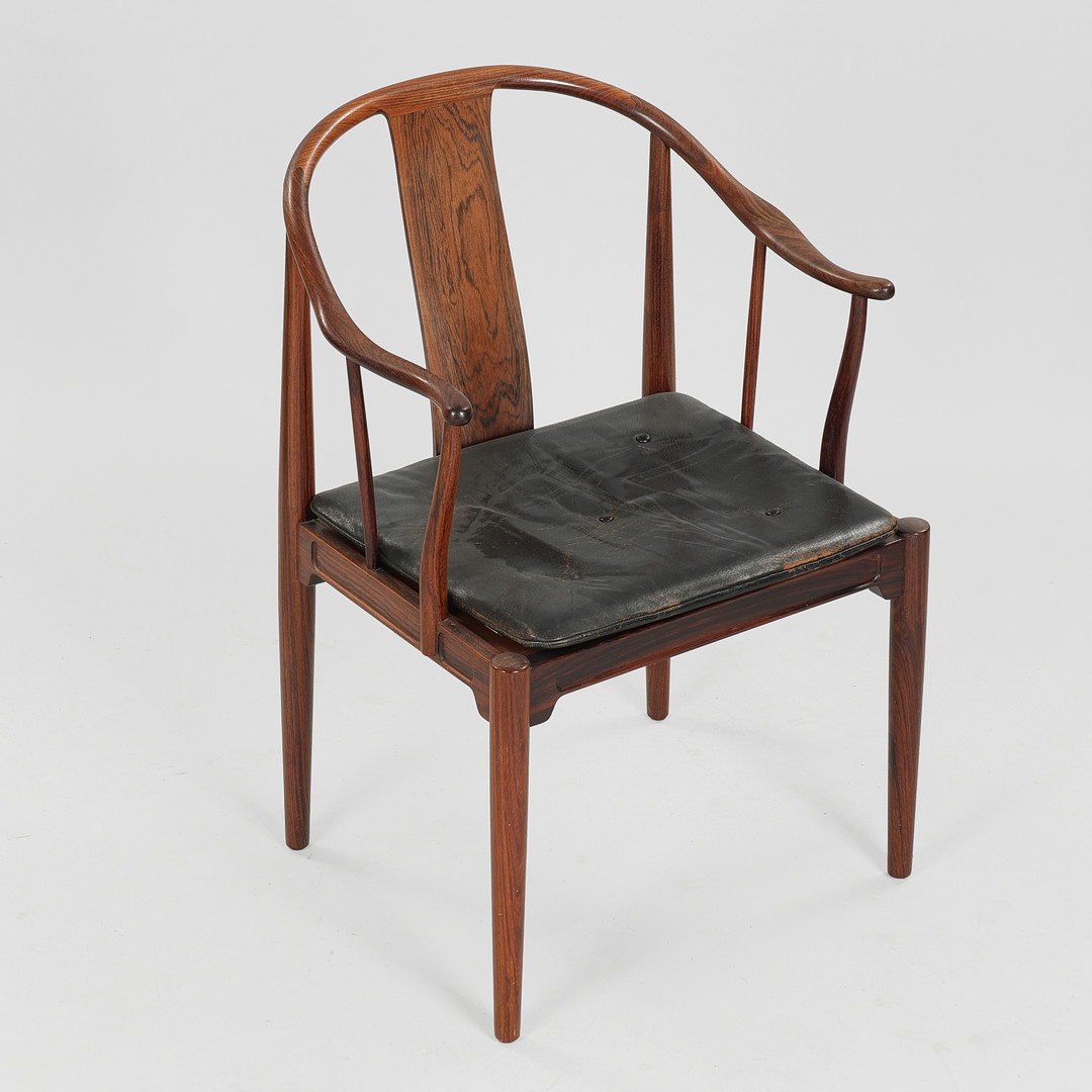 HANS J WEGNER. “Kinastolen”, armstol af riopalisander, sædehynde betrukket med sort læder, Fritz Hansen, Danmark, model 4283, formgivet 1944.