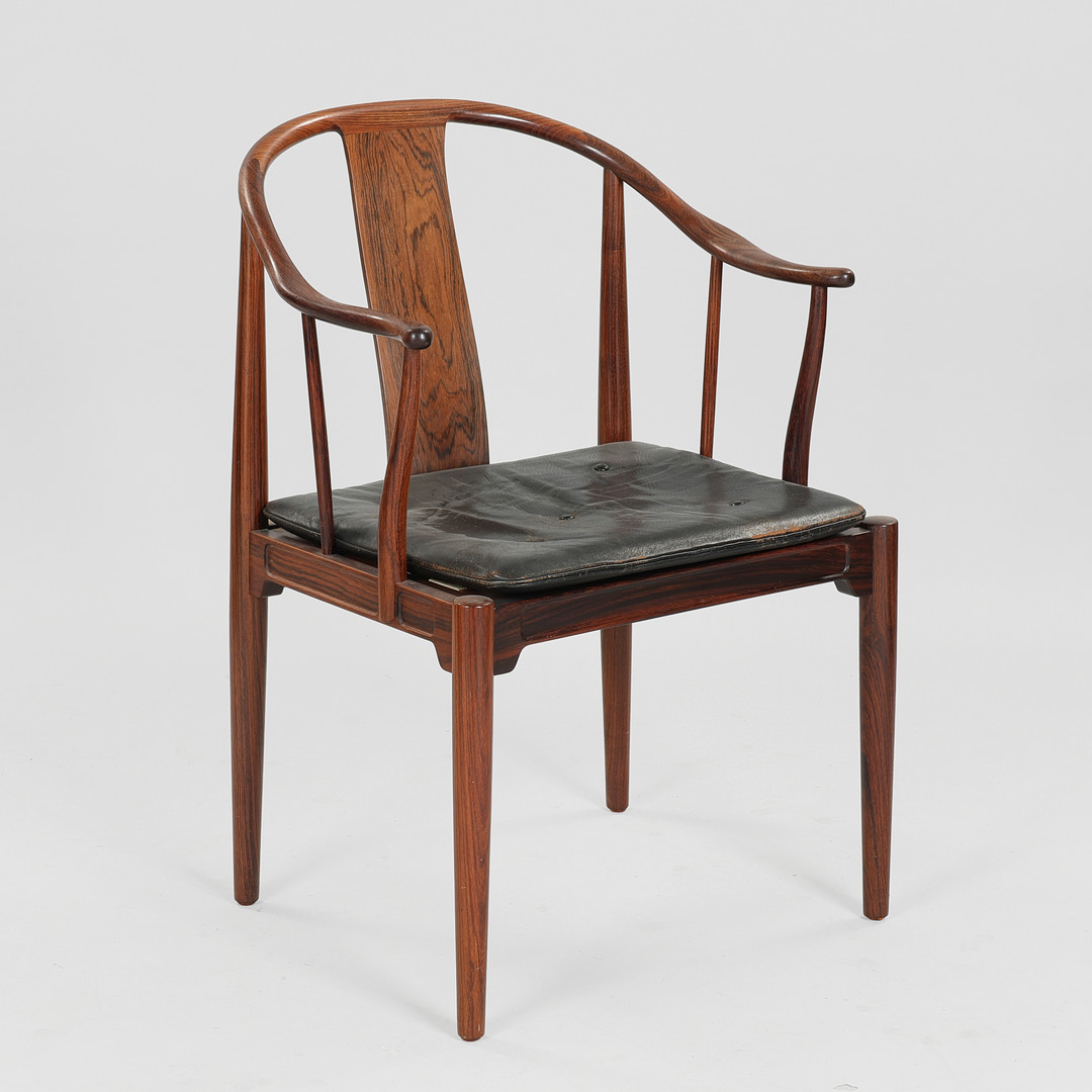 HANS J WEGNER. “Kinastolen”, armstol af riopalisander, sædehynde betrukket med sort læder, Fritz Hansen, Danmark, model 4283, formgivet 1944.