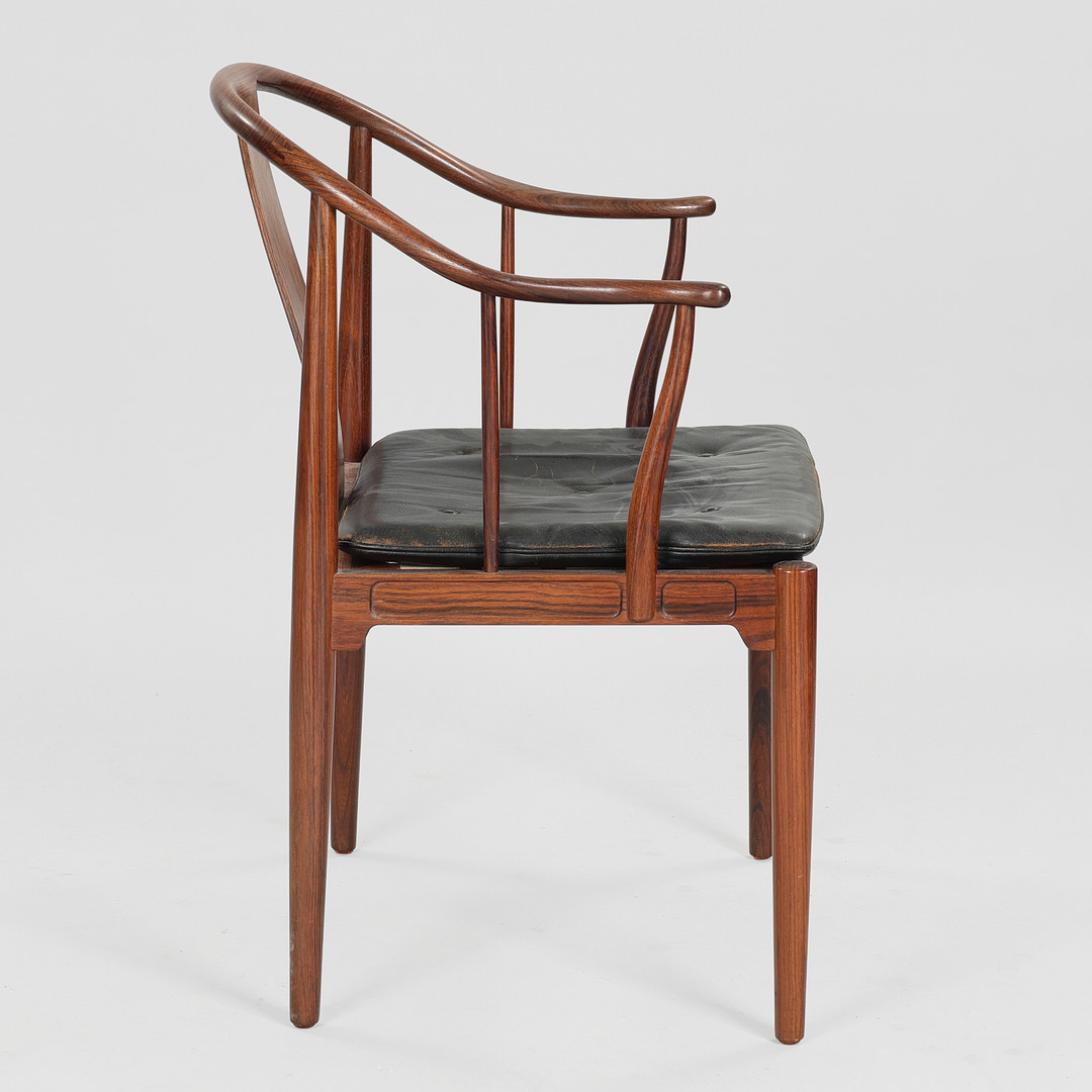 HANS J WEGNER. “Kinastolen”, armstol af riopalisander, sædehynde betrukket med sort læder, Fritz Hansen, Danmark, model 4283, formgivet 1944.
