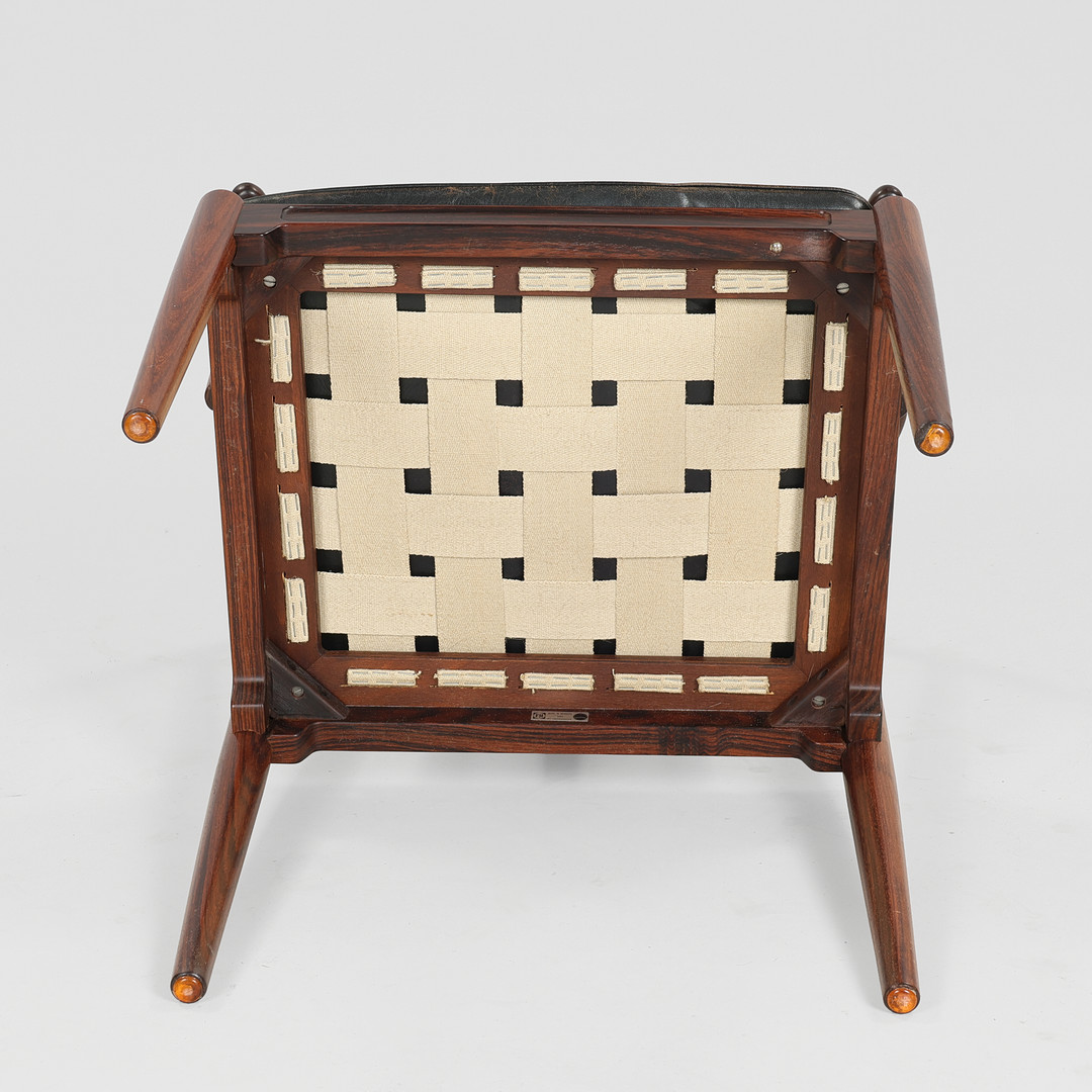 HANS J WEGNER. “Kinastolen”, armstol af riopalisander, sædehynde betrukket med sort læder, Fritz Hansen, Danmark, model 4283, formgivet 1944.