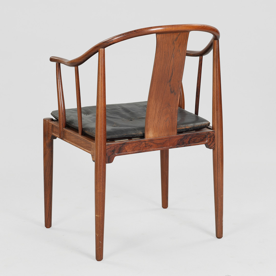 HANS J WEGNER. “Kinastolen”, armstol af riopalisander, sædehynde betrukket med sort læder, Fritz Hansen, Danmark, model 4283, formgivet 1944.