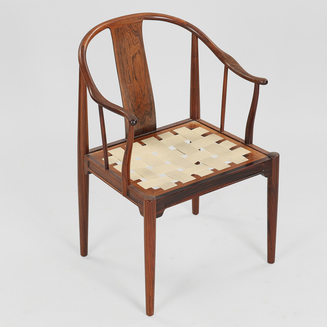 HANS J WEGNER. “Kinastolen”, armstol af riopalisander, sædehynde betrukket med sort læder, Fritz Hansen, Danmark, model 4283, formgivet 1944.