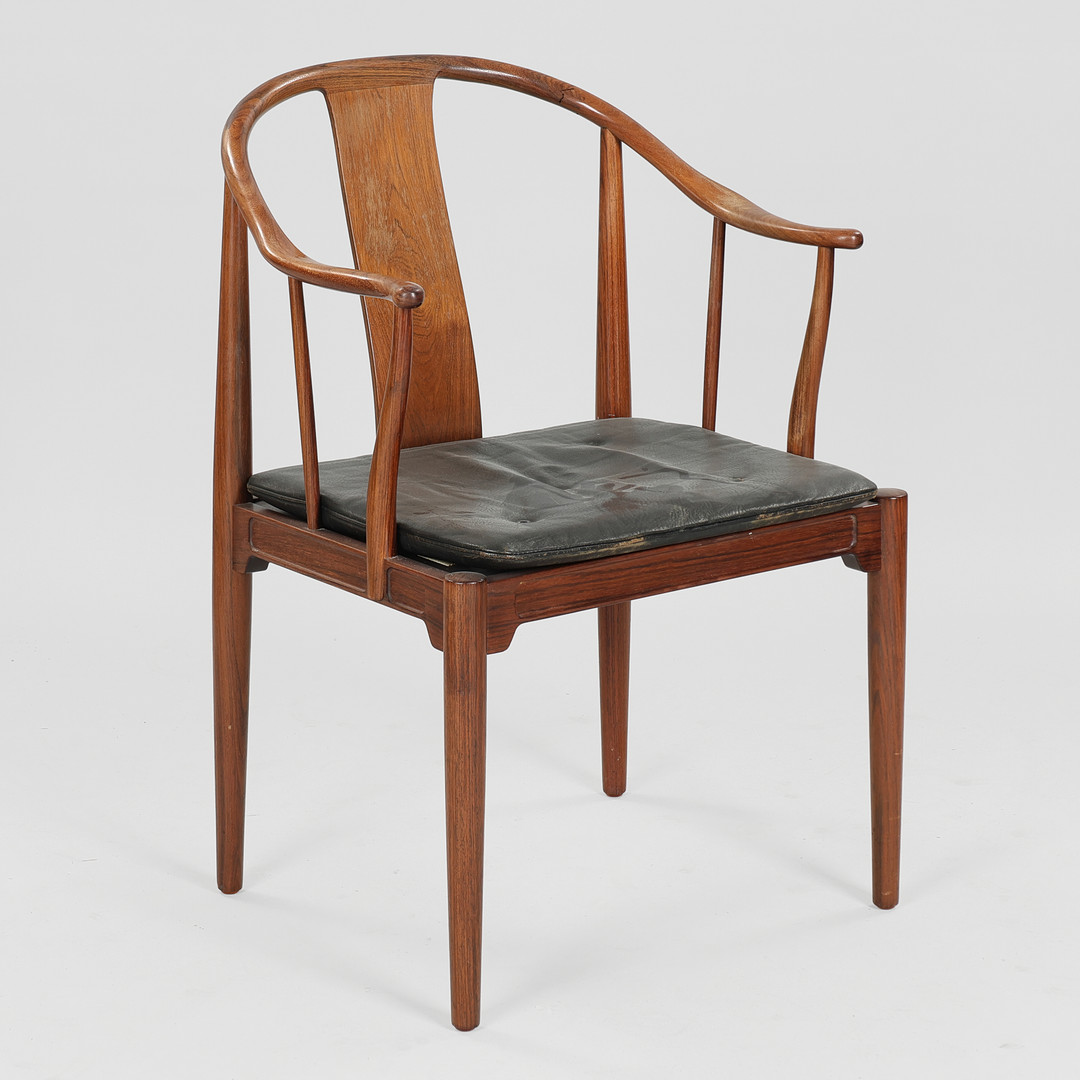HANS J WEGNER. “Kinastolen”, armstol af riopalisander, sædehynde betrukket med sort læder, Fritz Hansen, Danmark, model 4283, formgivet 1944.