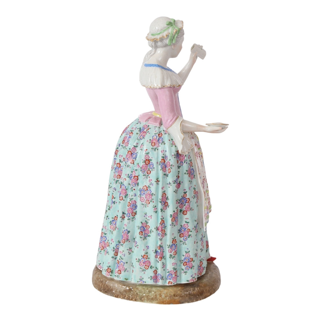 MEISSEN. Stor sjælden figur af overglasurdekoreret porcelæn i form af kvinde med breve, 1700-tallets slutning.