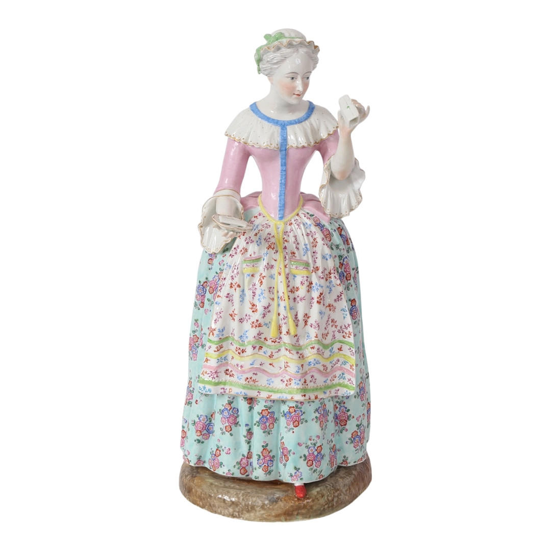 MEISSEN. Stor sjælden figur af overglasurdekoreret porcelæn i form af kvinde med breve, 1700-tallets slutning.