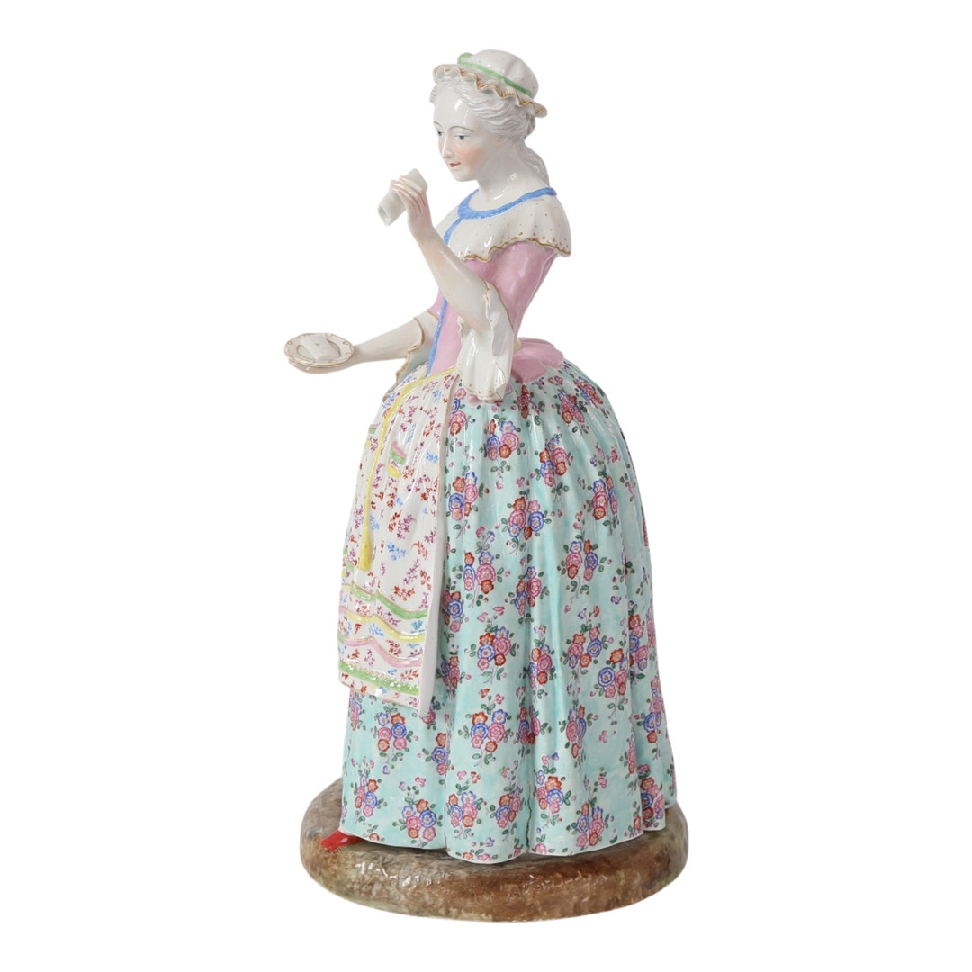 MEISSEN. Stor sjælden figur af overglasurdekoreret porcelæn i form af kvinde med breve, 1700-tallets slutning.