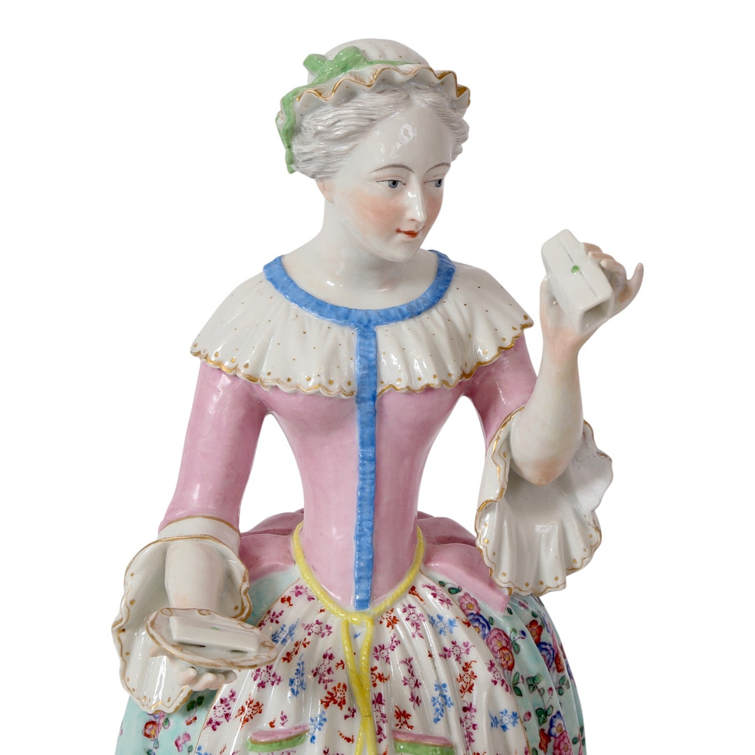 MEISSEN. Stor sjælden figur af overglasurdekoreret porcelæn i form af kvinde med breve, 1700-tallets slutning.