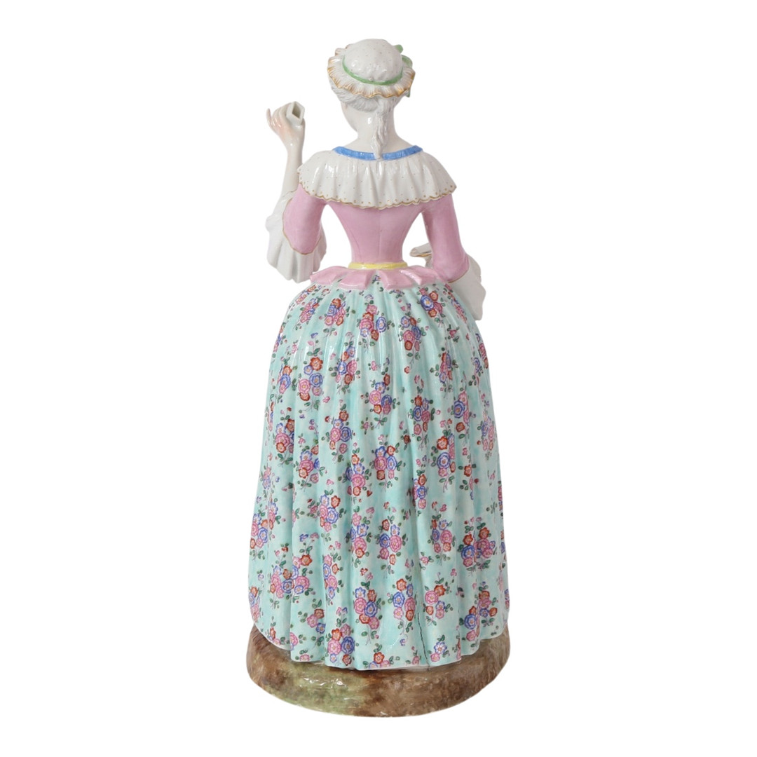 MEISSEN. Stor sjælden figur af overglasurdekoreret porcelæn i form af kvinde med breve, 1700-tallets slutning.
