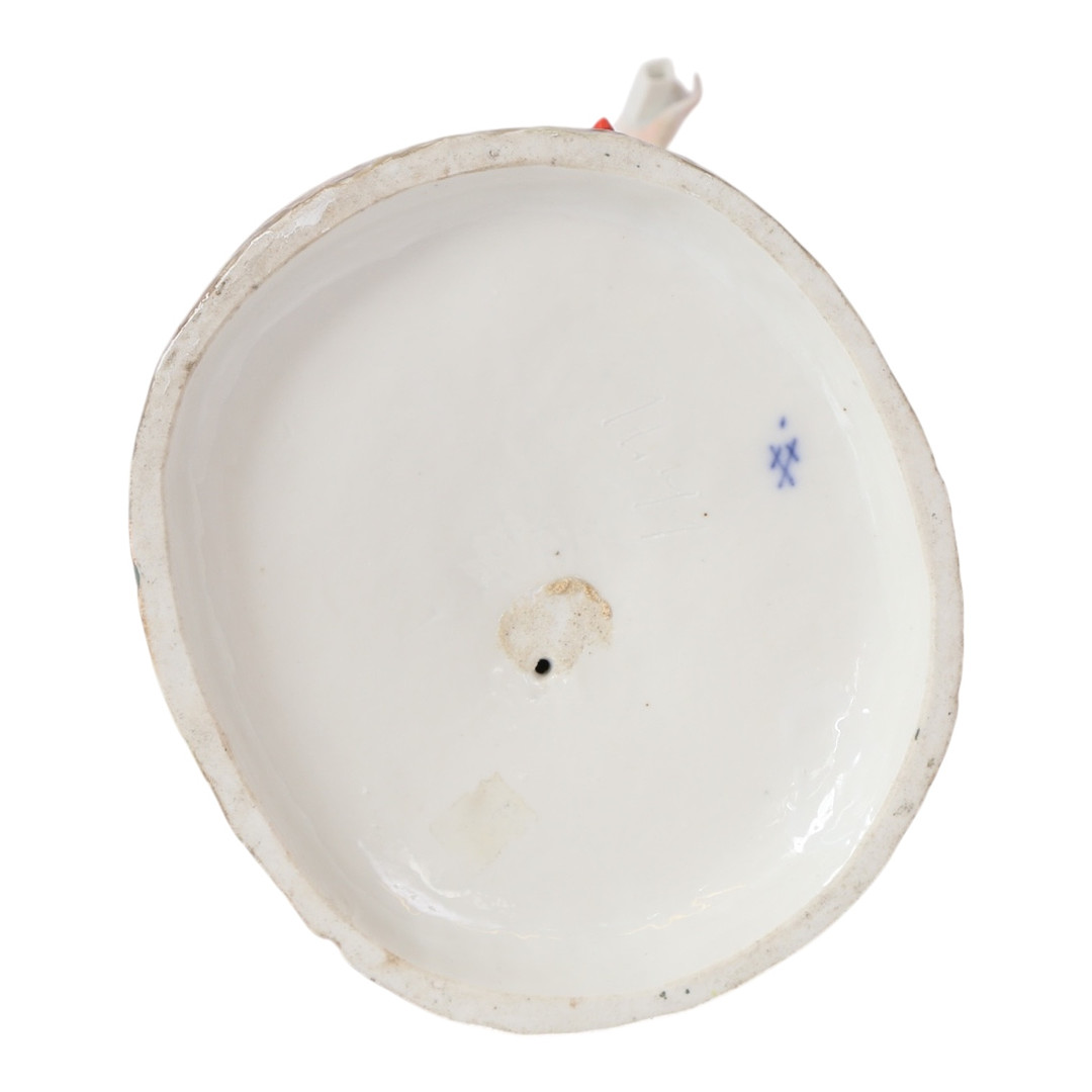 MEISSEN. Stor sjælden figur af overglasurdekoreret porcelæn i form af kvinde med breve, 1700-tallets slutning.