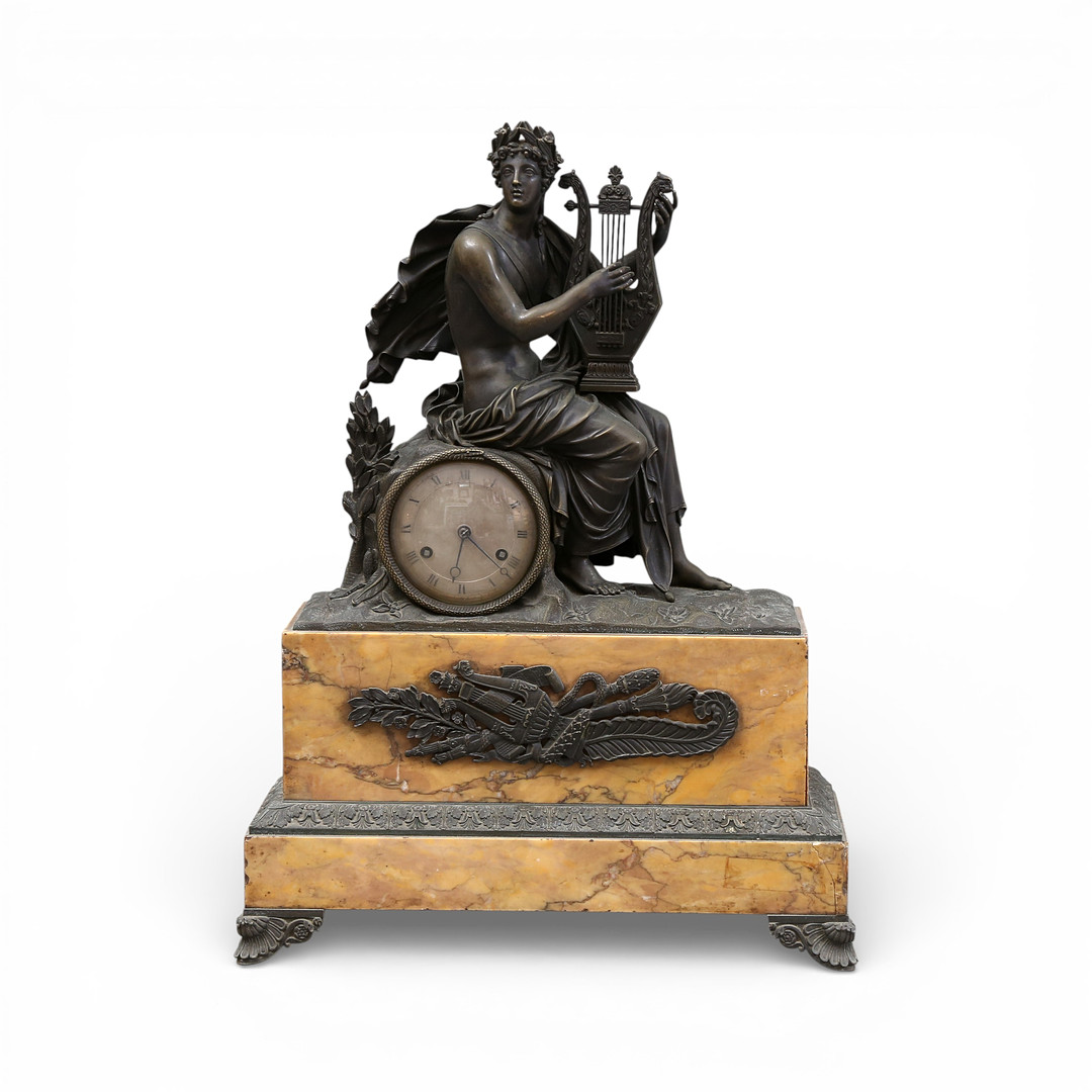 French Empire-style table clock in patinated bronze and Siena marble, dating from the first decades of the 19th century.