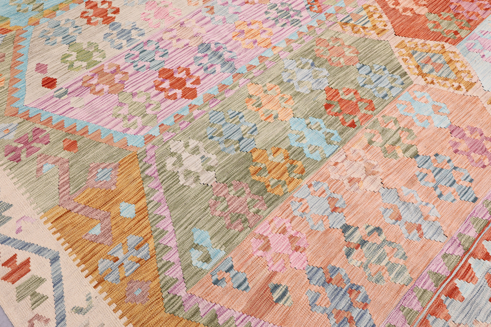 ORIENTMATTA. Kelim klassisk design, 385 x 306 cm.