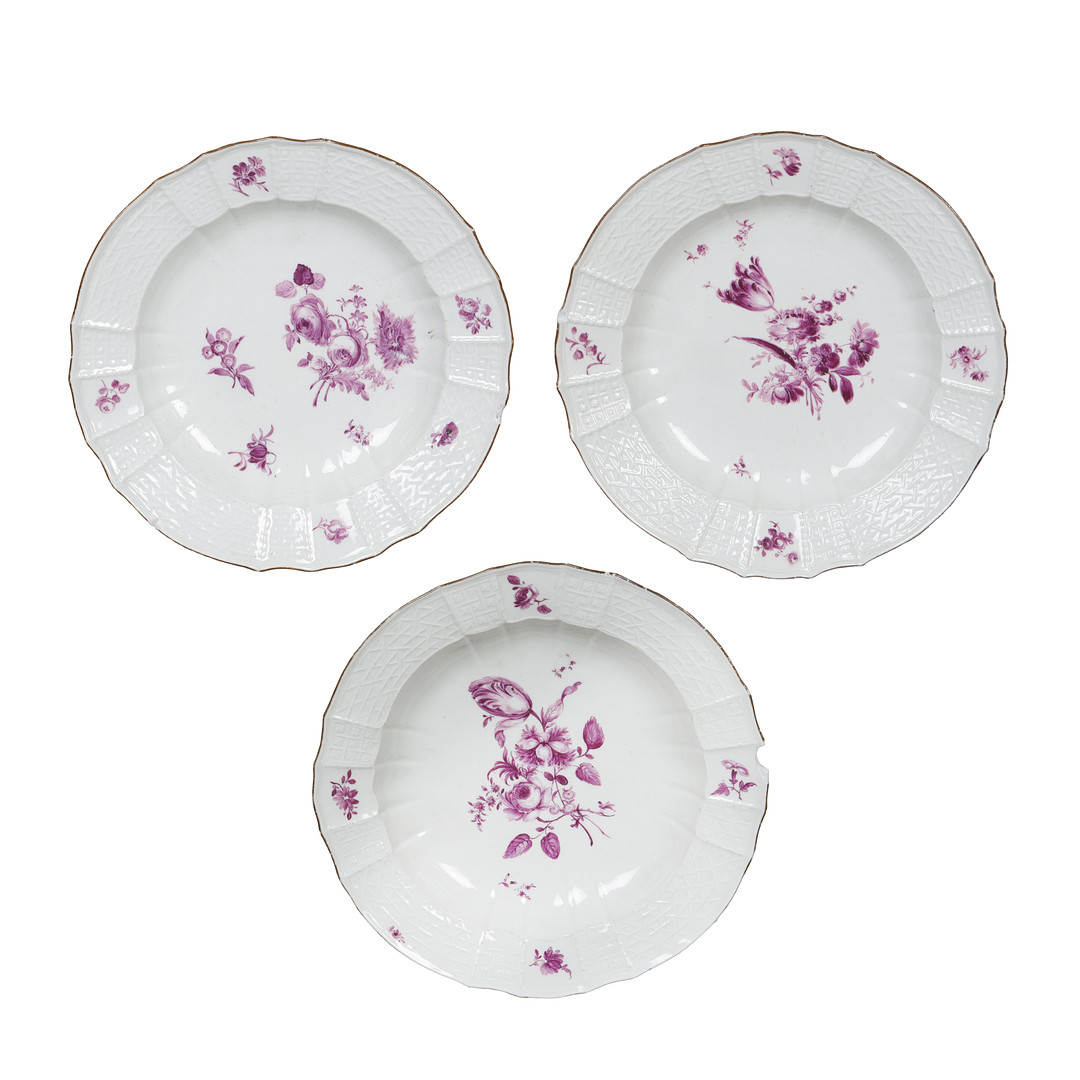 A SET OF THREE MEISSEN PUCE DECORATED "DEUTSCHE BLUMEN" FLORAL SPRAY BOWLS, 18TH CENTURY (3).