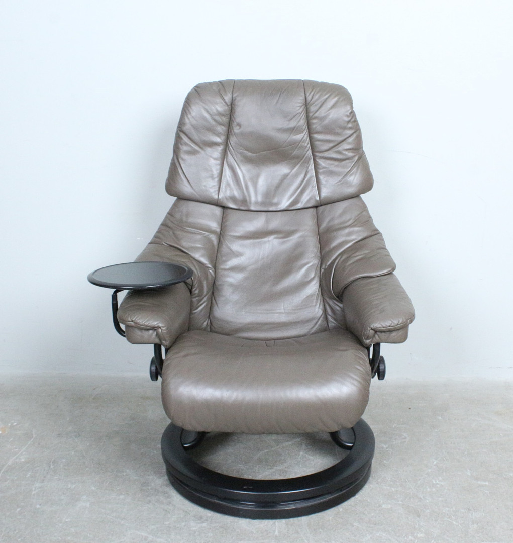 STRESSLESS / EKORNES. Loungesessel mit Ottomane aus Leder und Tisch, mit verstellbarer Sitz- und Drehfunktion, Norwegen.
