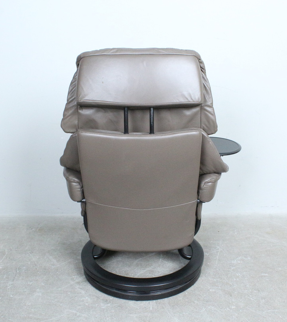 STRESSLESS / EKORNES. Loungesessel mit Ottomane aus Leder und Tisch, mit verstellbarer Sitz- und Drehfunktion, Norwegen.