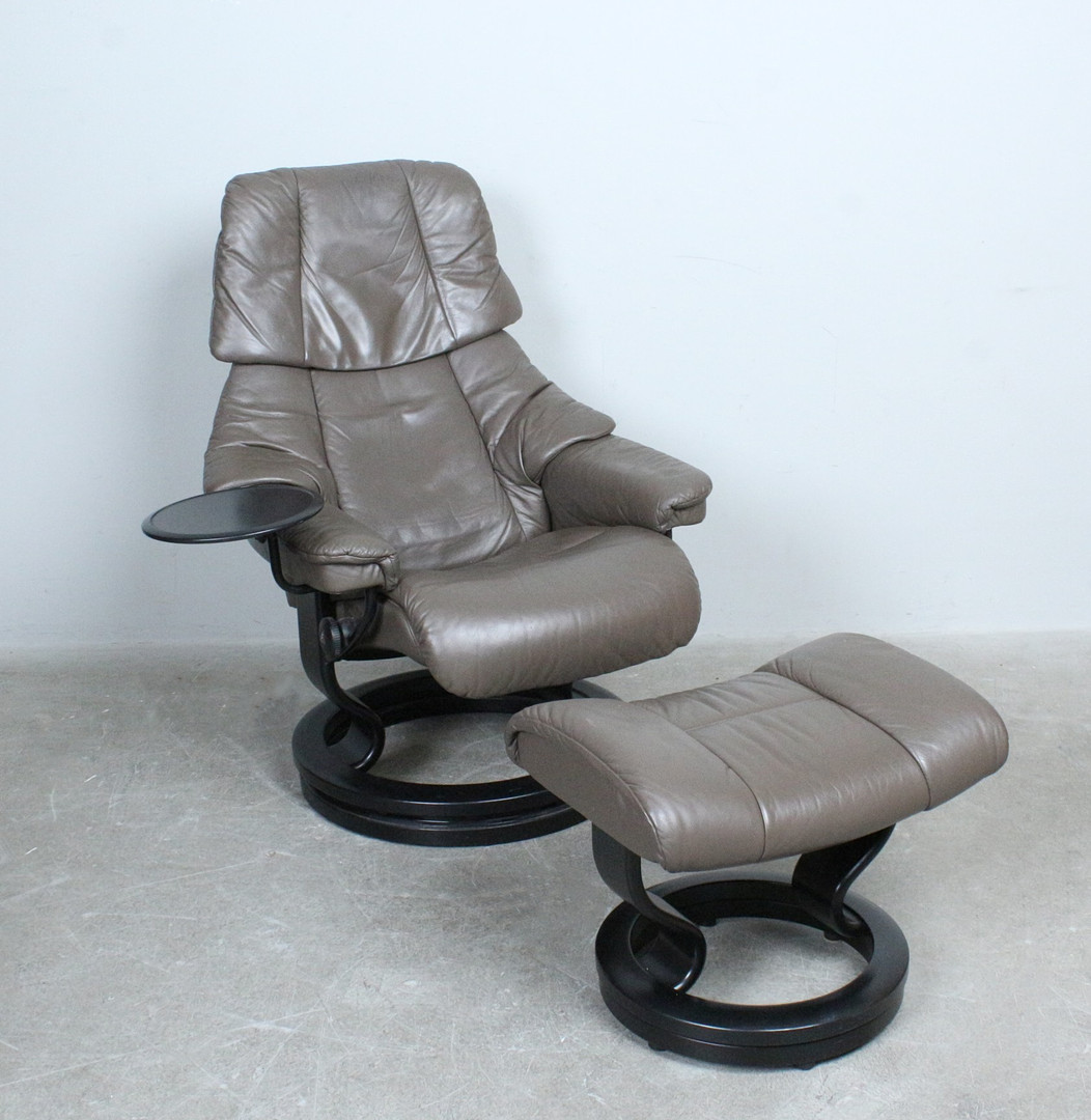 STRESSLESS / EKORNES. Loungesessel mit Ottomane aus Leder und Tisch, mit verstellbarer Sitz- und Drehfunktion, Norwegen.