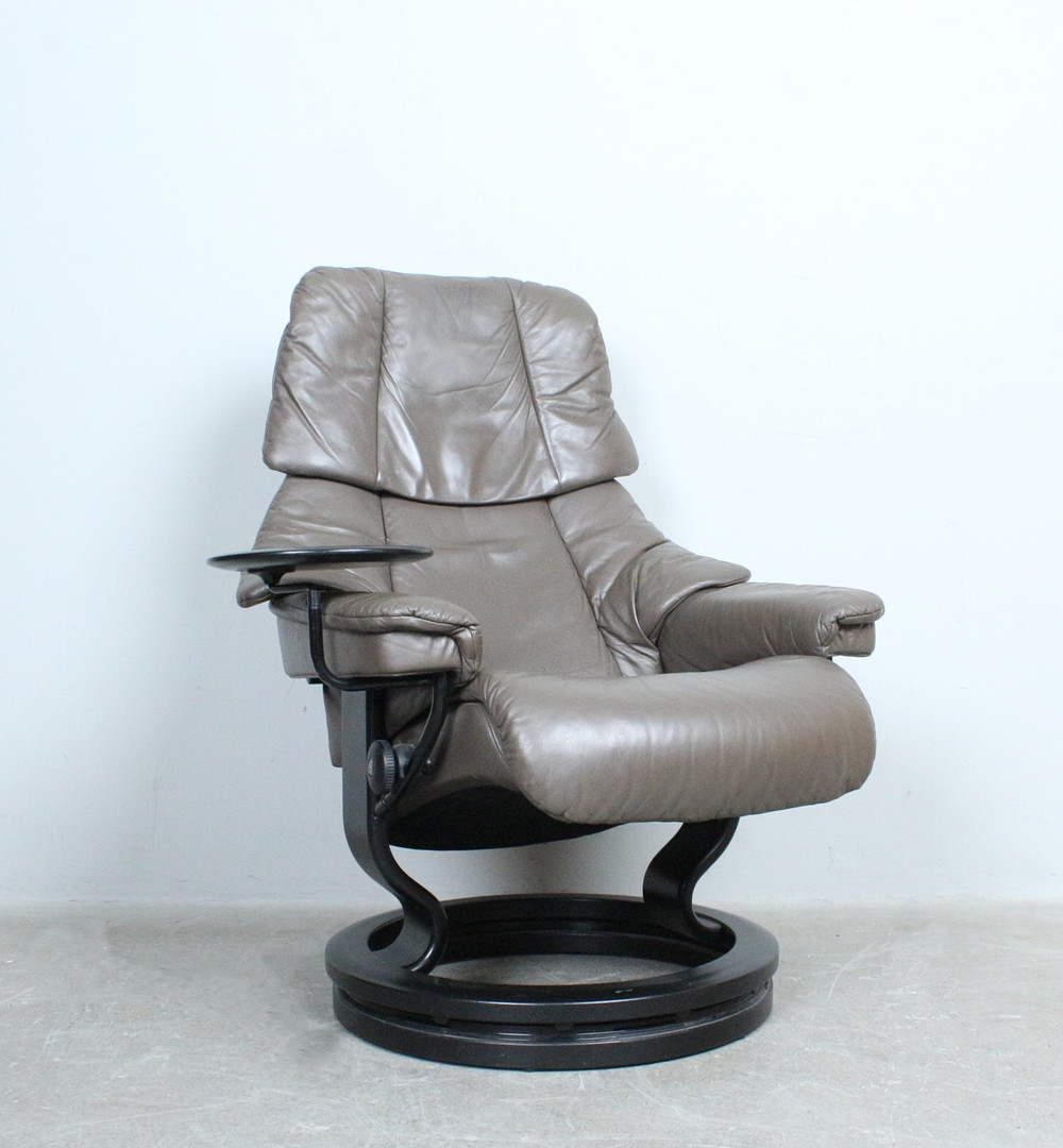 STRESSLESS / EKORNES. Loungesessel mit Ottomane aus Leder und Tisch, mit verstellbarer Sitz- und Drehfunktion, Norwegen.