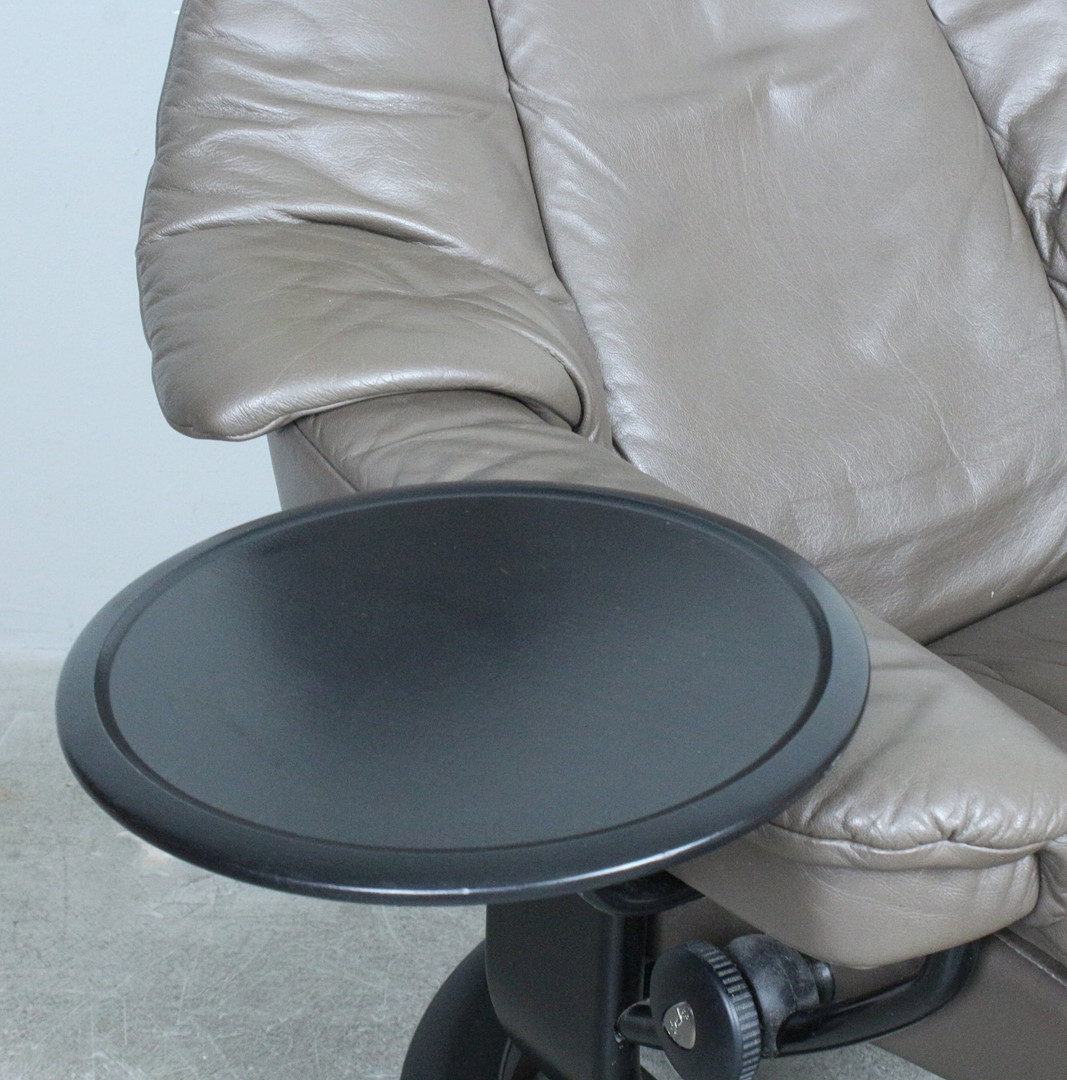 STRESSLESS / EKORNES. Loungesessel mit Ottomane aus Leder und Tisch, mit verstellbarer Sitz- und Drehfunktion, Norwegen.