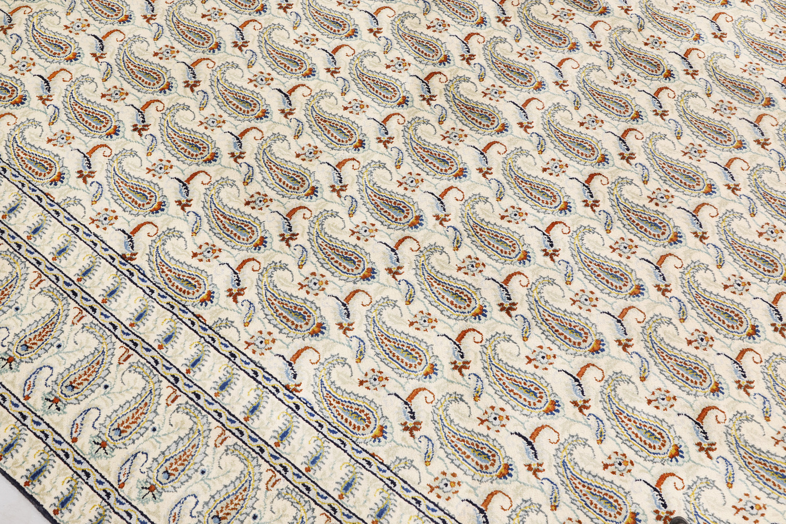 ORIENTMATTA. Ljus Keshan, Boteh Mir-mönstrad, 388 x 294 cm.
