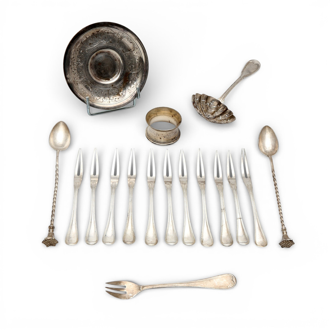 A set of eleven snail forks and various items in silvery metal, by Christofle, early decades of the 20th Century.