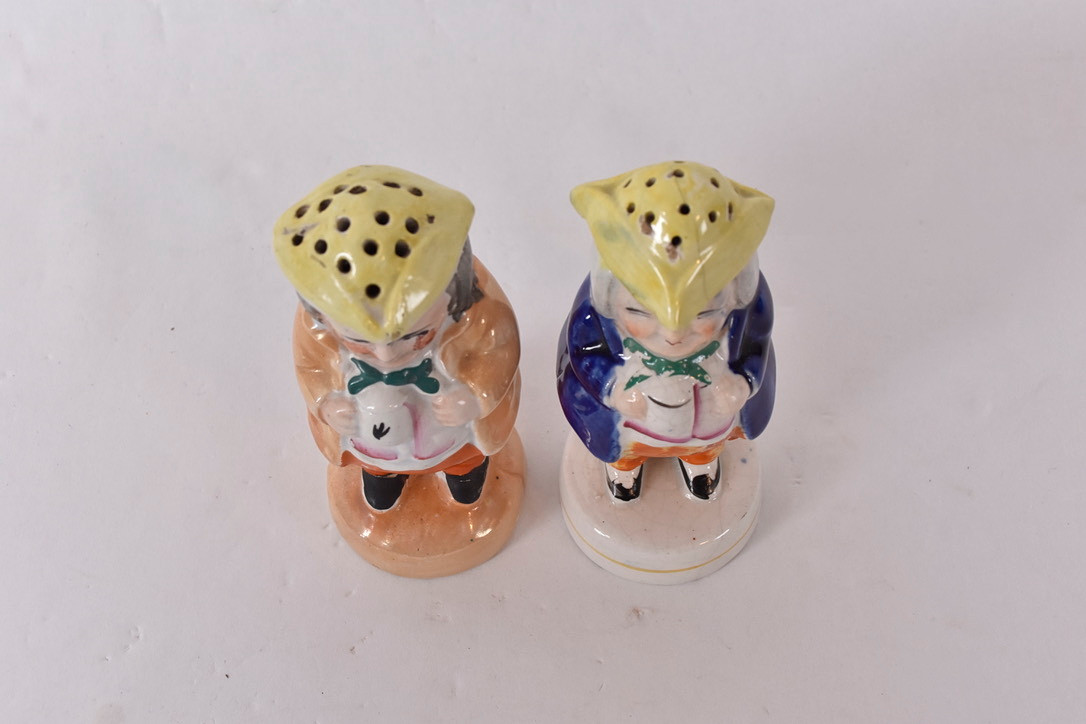 SALT/PEPPARSTRÖARE, 2 st, snarlika, flintgods.