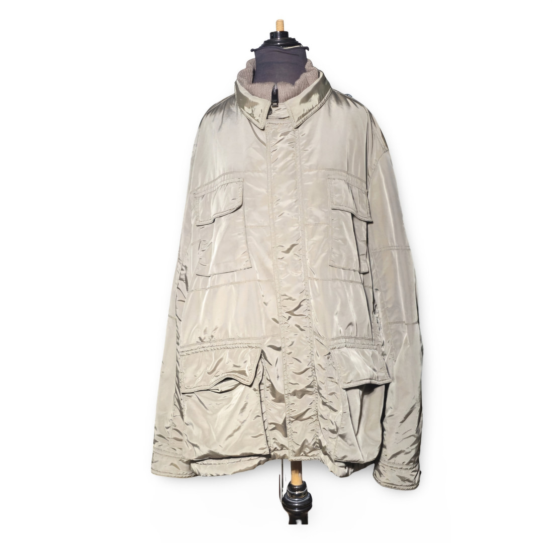 BURBERRY. Parka de hombre color kaki. Talla 8 de la casa.