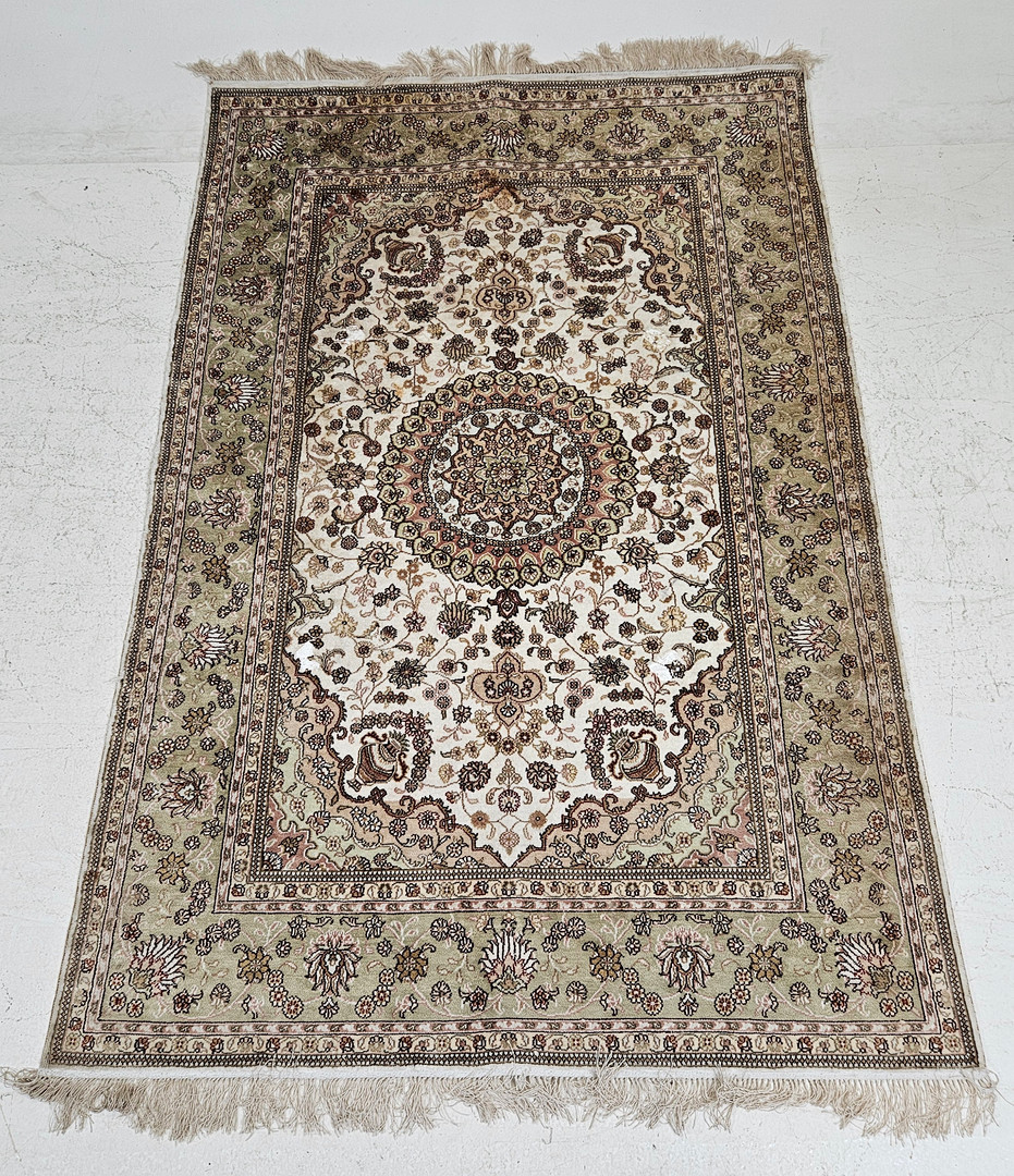 MATTA, orientalisk, med silkesinslag, ca. 185x125 cm.