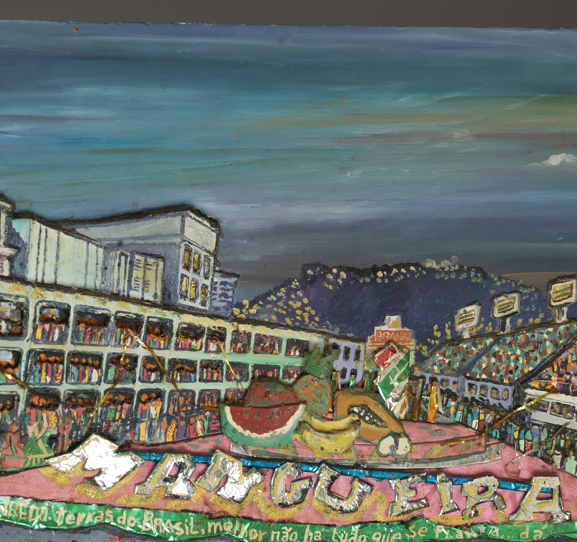 GELSON LUIZ 20/21. ÅRH. Folkekunst, 3D motiv fra karneval i Rio fra sambaskolen 'Mangueira', mixed media på masonit, signeret og dateret 2003.
