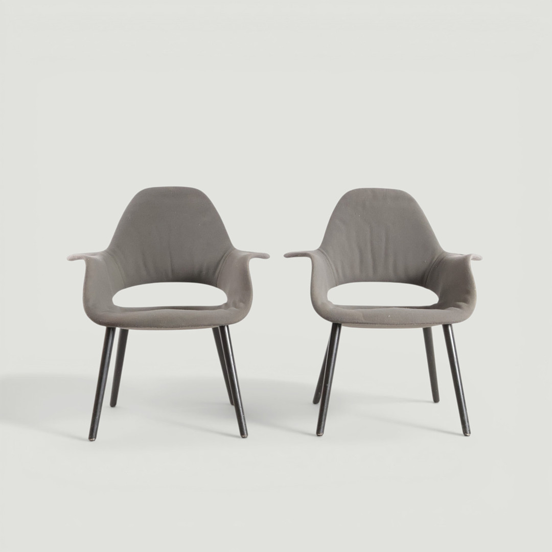 CHARLES EAMES & EERO SAARINEN. “Organic chair”, et par stole med ben af sortlakeret træ, betrukket med gråt møbelstof. Udført og mærket hos Vitra (2).