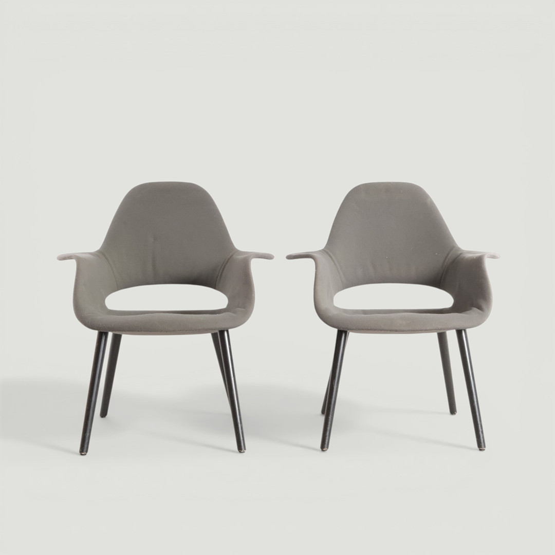 CHARLES EAMES & EERO SAARINEN. “Organic chair”, et par stole med ben af sortlakeret træ, betrukket med gråt møbelstof. Udført og mærket hos Vitra (2).