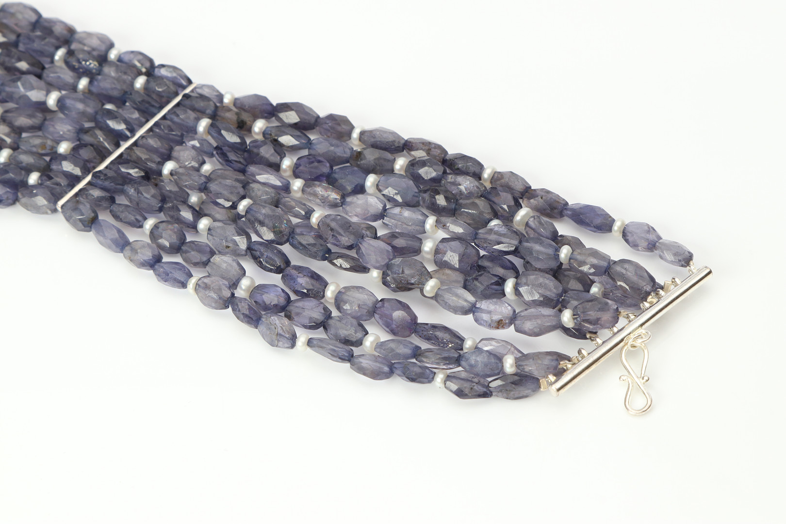 COLLIER S.K. CHOKER. Tioradig collier med fasetterad iolit och odlade pärlor.