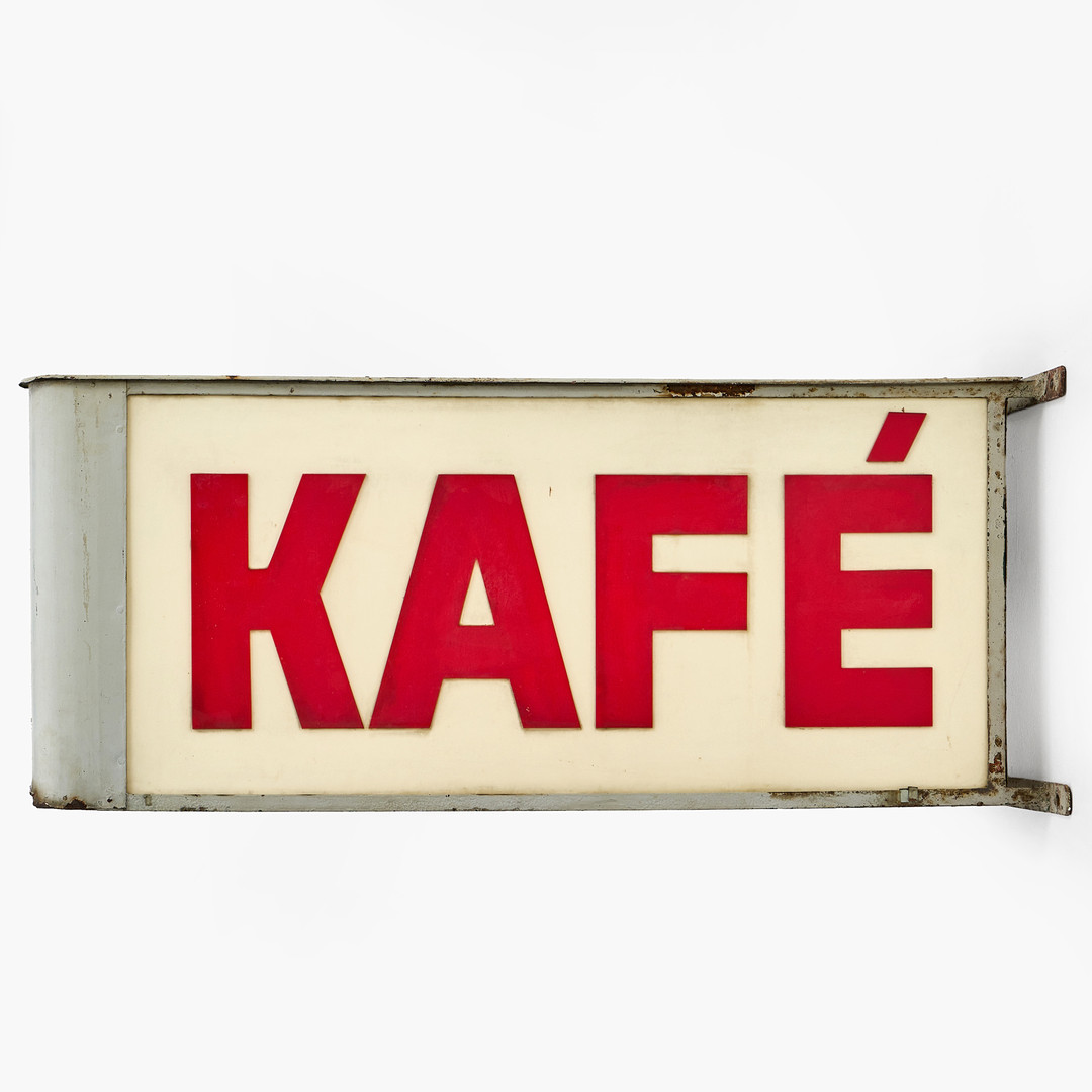 BUTIKSSKYLT, KAFÉ, 1900-talets mitt, lackerad plåt, plexiglas.