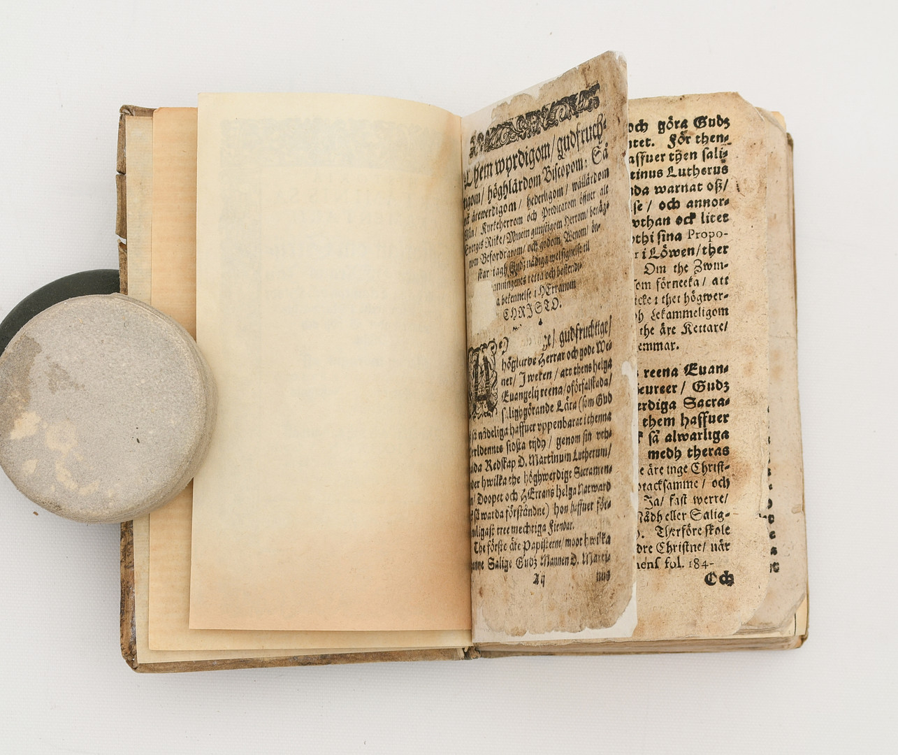 FABRICIUS, THEODOSIUS. Historia certaminis sacramentarii. Historian om strijden öffuer Herrans Jesu Christi helga lekamens och blodz sanna närwarelse i natwardenom, vnder brödh och wijn. Sammandragin aff M. Theodosio Fabricio ...