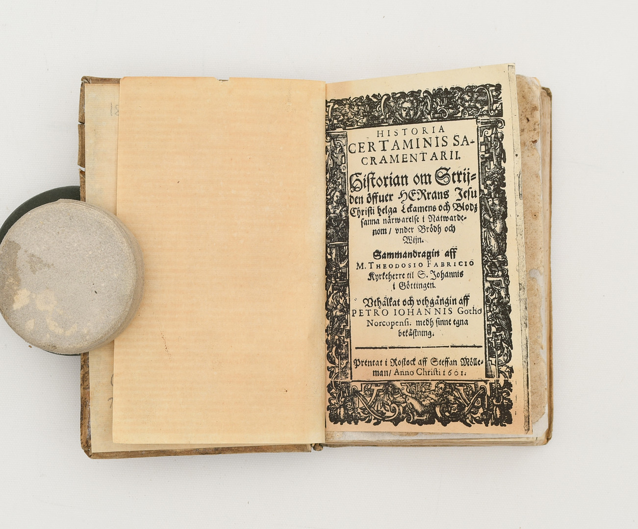 FABRICIUS, THEODOSIUS. Historia certaminis sacramentarii. Historian om strijden öffuer Herrans Jesu Christi helga lekamens och blodz sanna närwarelse i natwardenom, vnder brödh och wijn. Sammandragin aff M. Theodosio Fabricio ...