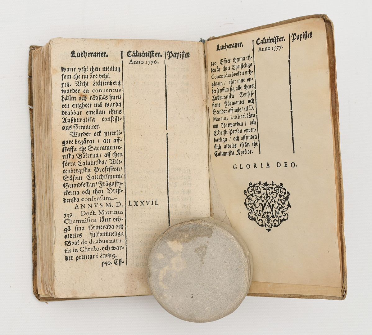 FABRICIUS, THEODOSIUS. Historia certaminis sacramentarii. Historian om strijden öffuer Herrans Jesu Christi helga lekamens och blodz sanna närwarelse i natwardenom, vnder brödh och wijn. Sammandragin aff M. Theodosio Fabricio ...
