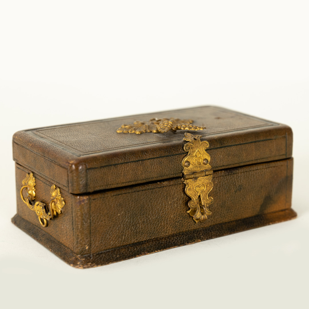 Kleine Schatulle mit Werkzeugen u.a. Schnürsenkelnadel, Deutschland, 2. Hälfte 19. Jh.