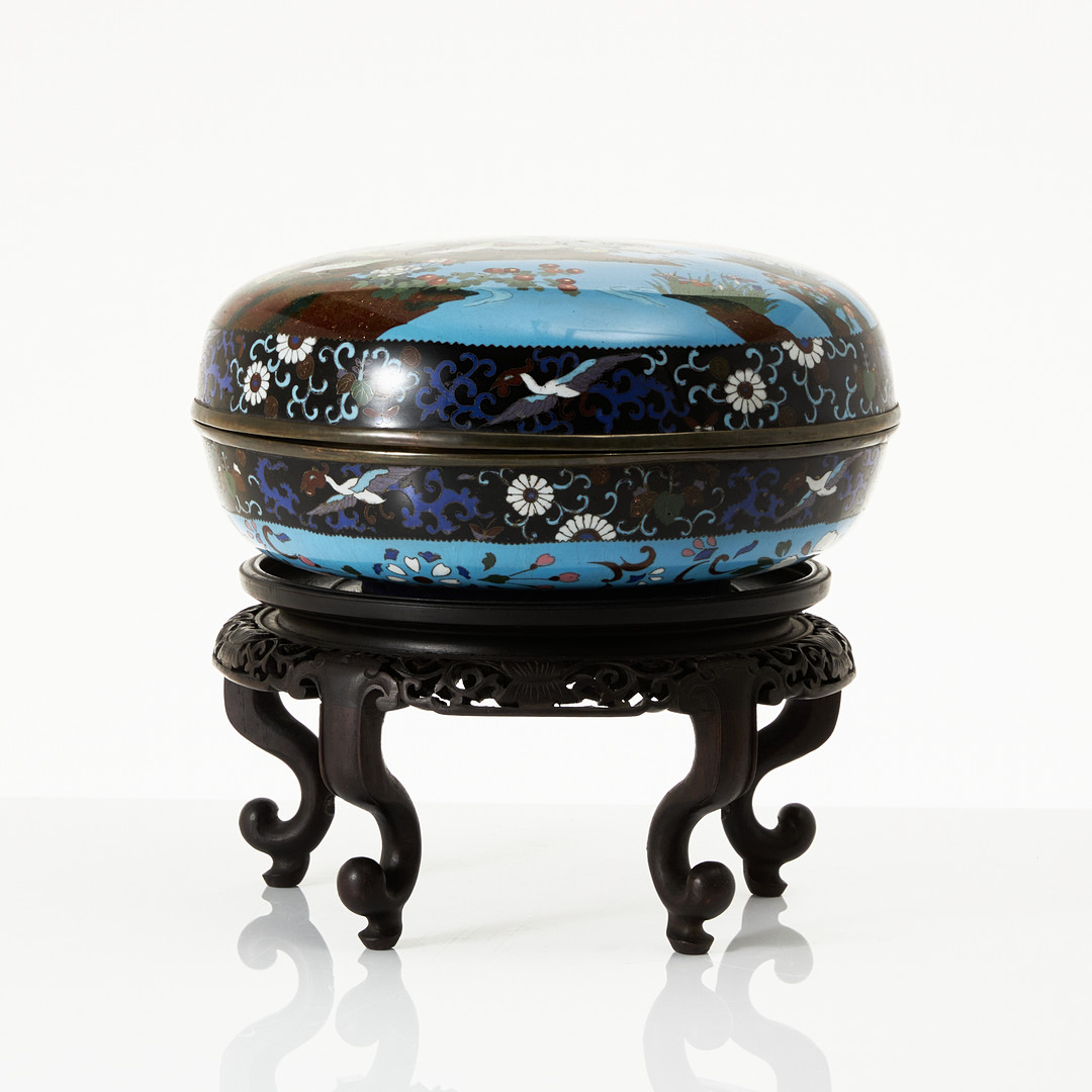 ASK, cloisonné, Japan, 1900-tal, rund form, dekor av vaktlar vid flod, invändigt med pioner.